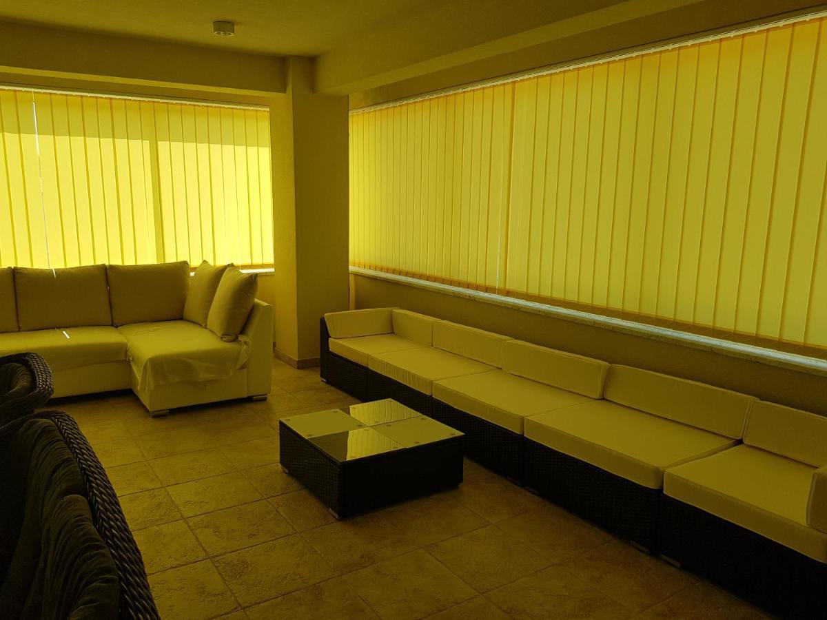 Yellow Cube Kožino Екстериор снимка